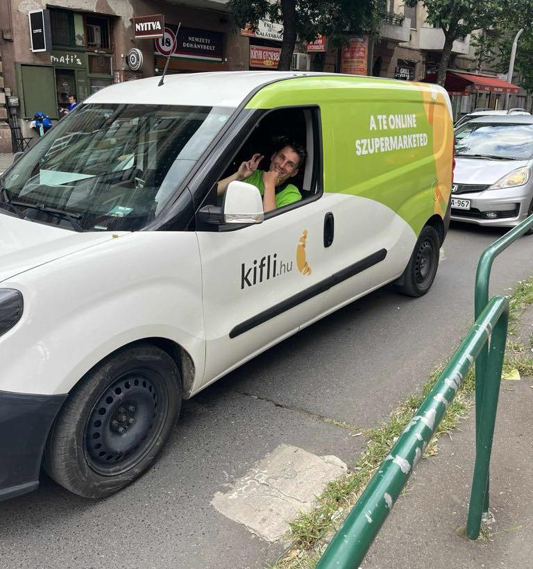 Bence futárként a kisteherautó volánjánál